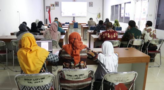 Pemerintah Kabupaten Luwu Timur mengikuti secara virtual Pertemuan Pembinaan Inovasi Daerah secara Lintas K/L melalui Sosialisasi dan Bimtek Daerah yang kurang inovatif dan tidak dapat nilai khusus wilayah Sulawesi, yang diselenggarakan oleh Kementerian Dalam Negeri RI (Kemendagri) di Aula Media Center Dinas Kominfo Lutim, Kamis (21/04/2022).