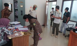 Untuk memastikan bahwa seluruh pegawai lingkup Pemerintah Kabupaten Luwu Timur baik yang ASN maupun Upah Jasa sudah vaksin lengkap, maka Satpol-PP melakukan penertiban melalui aplikasi pedulilindungi.