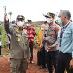 Bupati Luwu Timur H.Budiman meninjau Eks Lahan Kompensasi DAM Karebbe yang berada di Dusun Laoli, Desa Harapan, Kecamatan Malili, Kamis (20/04/2022).