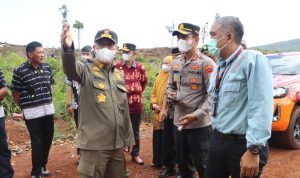 Bupati Luwu Timur H.Budiman meninjau Eks Lahan Kompensasi DAM Karebbe yang berada di Dusun Laoli, Desa Harapan, Kecamatan Malili, Kamis (20/04/2022).