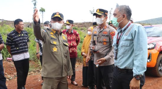 Bupati Luwu Timur H.Budiman meninjau Eks Lahan Kompensasi DAM Karebbe yang berada di Dusun Laoli, Desa Harapan, Kecamatan Malili, Kamis (20/04/2022).