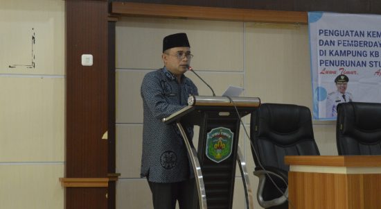 Asisten Perekonomian dan Pembangunan, Masdin mewakili Bupati Luwu Timur (Lutim) didampingi oleh Kepala Dinas Pengendalian Penduduk dan Keluarga Berencana (KB) Lutim, Hj. Puspawati dan Koordinator Bidang Pengendalian Penduduk BKKBN Provinsi Sulawesi Selatan (Sulsel), Yosep Upa, menghadiri kegiatan Penguatan Kemitraan Kampung KB dan Pemberdayaan Kelompok Masyarakat di Kampung KB Kabupaten Lutim dalam rangka percepatan penurunan stunting, di Aula Sasana Praja Kantor Bupati, Kamis (21/04/2022).