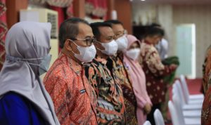 Mewakili Bupati Luwu Timur, Sekertaris Daerah Kabupaten Luwu Timur, H. Bahri Suli menghadiri puncak peringatan hari Kartini Tahun 2022 yang bertempat di Baruga Patingaloang Rujab Gubernur Sulawesi Selatan, Kamis (21/04/2022).