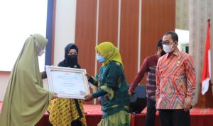 Titing Suhartini Perempuan dari Kabupaten Luwu Timur berjasa dibidang Pendidikan, menerima penghargaan dari Organisasi Aksi Solidaritas Era Kabinet Indonesia Maju (OASE-KIM) pada puncak peringatan Hari Kartini tahun 2022 tingkat Provinsi Sulawesi Selatan, Kamis (21/4/2022) di Baruga Patingalloang Rujab Gubernur Sulawesi Selatan, Makassar.