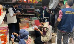 Aktivitas tim pengawasan obat dan makanan Daerah Kabupaten Luwu Timur (Lutim) terus berlanjut. Hari ini, lokus pengawasan berpusat di Kecamatan Wasuponda, dengan menyasar pedagang di Pasar tradisional, toko eceran maupun pasar swalayan, Kamis (21/04/2022).