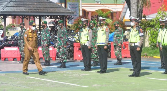 Bupati Luwu Timur, H. Budiman, bertindak sebagai Inspektur Upacara (irup) pada Apel Pasukan Operasi Ketupat Tahun 2022 yang digelar Polres Luwu Timur Jelang Mudik Lebaran dalam rangka cipkon Kamseltibcarlantas di wilayah Kabupaten Luwu Timur yang bertempat di Lapangan Polres Lutim Jumat (22/04/2022).