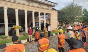 Bupati Luwu Timur, H. Budiman memimpin apel pagi bersama Satuan Tugas (Satgas) Kebersihan Dinas Lingkungan Hidup di halaman rumah jabatan Bupati, Jumat (22/04/2022).