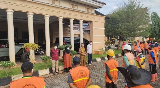 Bupati Luwu Timur, H. Budiman memimpin apel pagi bersama Satuan Tugas (Satgas) Kebersihan Dinas Lingkungan Hidup di halaman rumah jabatan Bupati, Jumat (22/04/2022).