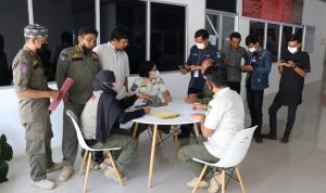 Satuan Polisi Pamong Praja (Satpol PP) melakukan penertiban vaksinasi covid19 melalui aplikasi pedulilindungi untuk seluruh pegawai Dinas Komunikasi, Informatika, Statistik dan Persandian (Kominfo-SP). Giat dilakukan di Gedung Media Center Dinsa Kominfo, Jumat (22/04/2022).