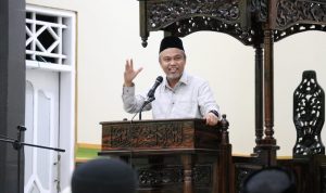 Usai menggelar rapat koordinasi dan buka puasa bersama, Bupati Luwu Timur, H. Budiman melanjutkan kunjungan kerjanya dengan melaksanakan shalat isya dan tarwih secara berjamaah di masjid Besar Al Anshor Kecamatan Tomoni, Kamis (21/04/2022).