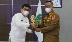 Kepala Dinas Komunikasi, Informatika, Statistik dan Persandian (Kominfo-SP), H. Hamris Darwis berhasil menyabet 2 penghargaan sekaligus pada kegiatan Luwu Timur Toastmasters Meeting yang berlangsung di Aula Rujab Bupati Luwu Timur, Jumat (22/04/2022).