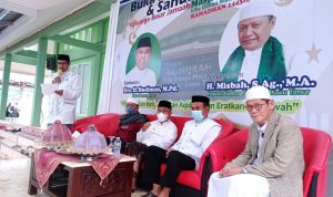 Bupati Luwu Timur, H. Budiman bersama ketua TP PKK Kabupaten Luwu Timur, Hj. Sufriaty mengikuti kegiatan Buka Puasa Bersama yang diadakan oleh Pengurus Mesjid Al-Hijrah Villa Danau Matano (VDM), Sumasang, Kecamatan Nuha, Sabtu (23/04/2022).