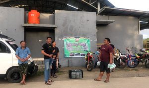 Tanete Trail Barru Bagi Takjil untuk pengguna jalan, Kamis (28/04/22).