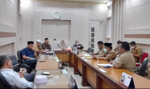 Komisi II DPRD Luwu Timur Menggelar Rapat Dengar Pendapat (RDP) bersama mitra komisi terkait pendapatan asli daerah diruang komisi II, Malili, Selasa (19/4/22).