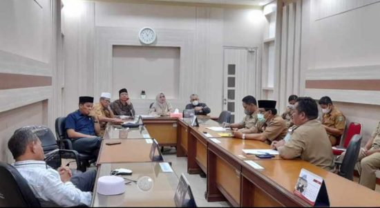 Komisi II DPRD Luwu Timur Menggelar Rapat Dengar Pendapat (RDP) bersama mitra komisi terkait pendapatan asli daerah diruang komisi II, Malili, Selasa (19/4/22).