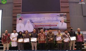 Bupati Luwu Timur (Lutim), H. Budiman didampingi Ketua dan Wakil Ketua I DPRD Lutim, Forum Koordinasi Pimpinan Daerah (Forkopimda) Lutim dan Ketua Kerukunan Keluarga Luwu Timur (KKLT), Prof. drg. Mansjur Natsir menghadiri acara Halal Bi Halal KKLT, di Hotel Four Points by Sheeraton Makassar, Selasa (17/05/2022).