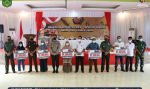 Sebanyak 4.000 pedagang kaki lima dan nelayan se-Kabupaten Luwu Timur menerima Bantuan Tunai PKLW Pangan Minyak Goreng (migor) Tahun 2022 dari Tentara Nasional Indonesia (TNI) di Wilayah Kodim 1403/Palopo, di Gedung Wanita Simpurusiang Malili, Rabu (18/05/2022).