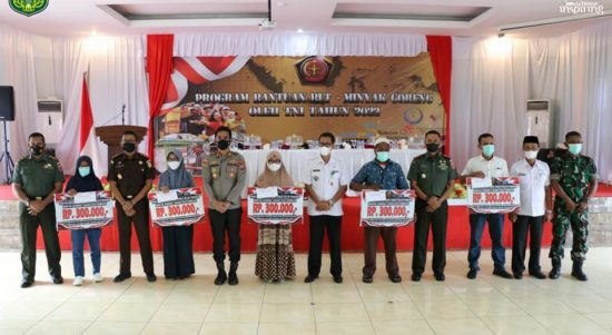 Sebanyak 4.000 pedagang kaki lima dan nelayan se-Kabupaten Luwu Timur menerima Bantuan Tunai PKLW Pangan Minyak Goreng (migor) Tahun 2022 dari Tentara Nasional Indonesia (TNI) di Wilayah Kodim 1403/Palopo, di Gedung Wanita Simpurusiang Malili, Rabu (18/05/2022).