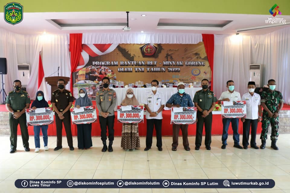 Sebanyak 4.000 pedagang kaki lima dan nelayan se-Kabupaten Luwu Timur menerima Bantuan Tunai PKLW Pangan Minyak Goreng (migor) Tahun 2022 dari Tentara Nasional Indonesia (TNI) di Wilayah Kodim 1403/Palopo, di Gedung Wanita Simpurusiang Malili, Rabu (18/05/2022).