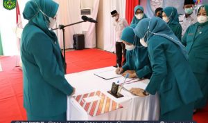 Ketua Tim Penggerak (TP) Pemberdayaan dan Kesejahteraan Keluarga (PKK) Kabupaten Luwu Timur, Hj. Sufriaty, melantik sembilan Ketua TP PKK Kecamatan yang berlangsung di Gedung Wanita Simpurusiang Malili, Rabu (18/05/2022).