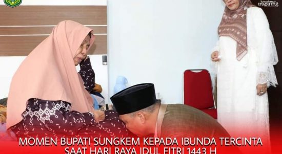 Bupati Budiman Sungkem kepada ibunda pada hari raya idul Fitri 1443 H.