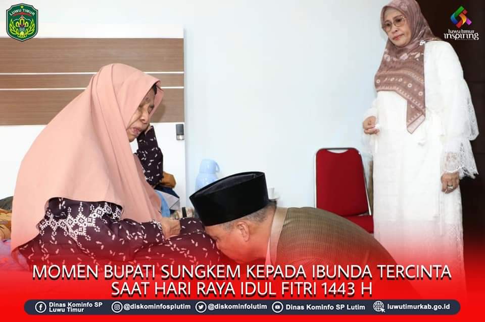 Bupati Budiman Sungkem kepada ibunda pada hari raya idul Fitri 1443 H.