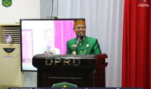 Gubernur Sulawesi Selatan, Andi Sudirman Sulaiman saat menyampaikan sambutan di acara sidang Paripurna istimewa HUT Luwu Timur ke-19, gedung DPRD kabupaten Luwu Timur, Desa Puncak Indah, Malili, Kamis (12/5/22).