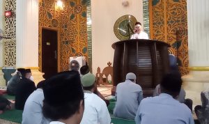 Bupati Luwu Timur, H. Budiman bersama Ketua TP PKK Luwu Timur, Hj. Sufriaty melaksanakan Shalat Isya dan Tarwih secara berjamaah di Mesjid Raya Al-Ikhwan Sorowako, Kecamatan Nuha, Sabtu (24/04/2022).