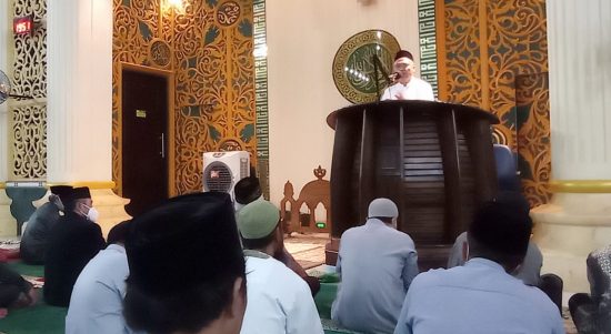 Bupati Luwu Timur, H. Budiman bersama Ketua TP PKK Luwu Timur, Hj. Sufriaty melaksanakan Shalat Isya dan Tarwih secara berjamaah di Mesjid Raya Al-Ikhwan Sorowako, Kecamatan Nuha, Sabtu (24/04/2022).