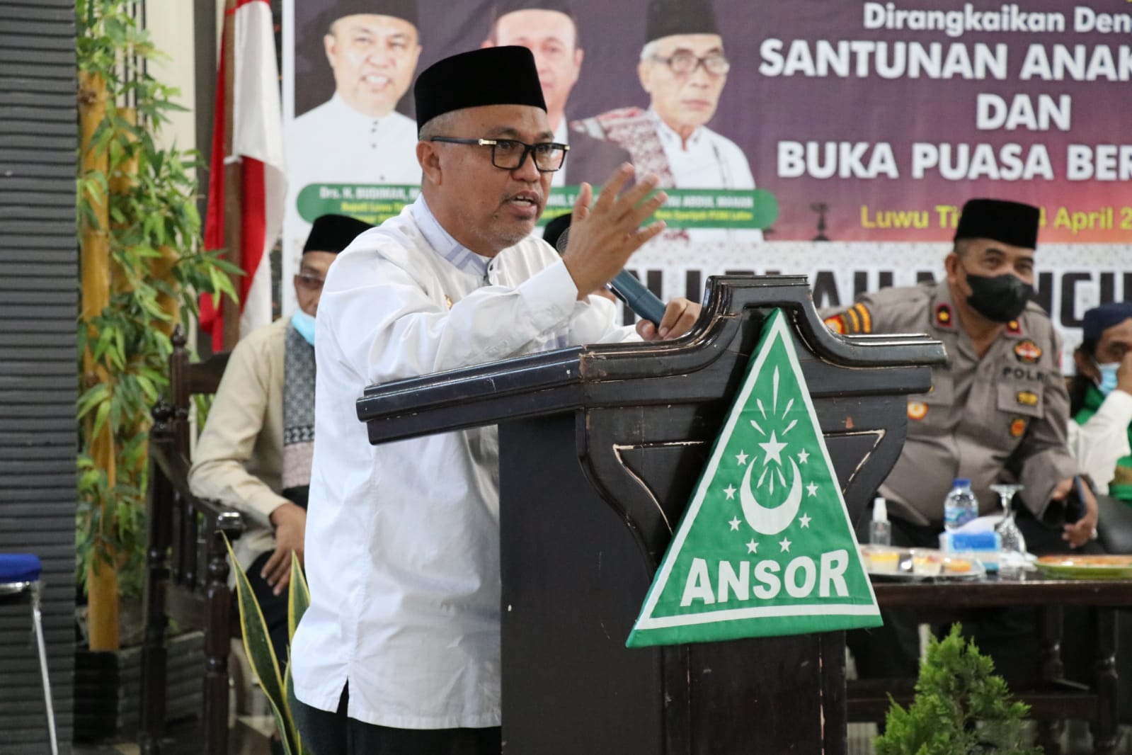 Bupati H. Budiman saat menghadiri Hari Lahir ke 88 GP Ansor di Aula Kantor Camat Wotu, Ahad (24/04/2022).