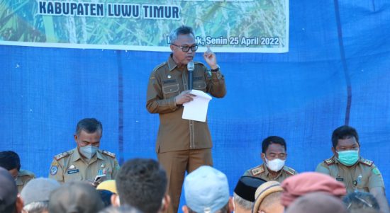 Bupati Budiman saat membuka kegiatan tudang sipulung Dinas Pertanian dan Ketahanan Pangan yang berlangsung di Desa Non Blok, Kecamatan Kalaena, Senin (25/04/2022).