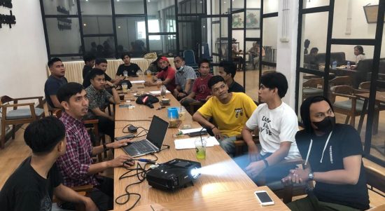 Panitia Reuni Akbar Unanda melaksanakan rapat pemantapan di warkop kopi bisang, Palopo, Kamis (12/5/22).