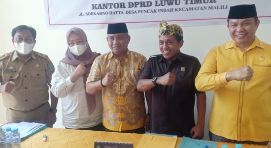 Muhammad Taqwa Muller didampingi istri serta ketua DPD II Partai Golkar Aripin dan Ketua Fraksi Partai Golkar Badawi Alwi saat mendaftarkan diri menjadi calon wakil bupati Luwu Timur, di sekretariat panitia pemilihan wakil bupati Luwu timur, Malili, Senin (23/05/22).