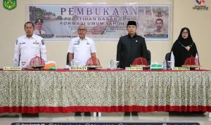 Ketua DPRD Lutim, Aripin turut menyaksikan penyematan kartu kepada perwakilan CPNS yang terdiri dari 48 orang CPNS mengikuti latihan dasar (Latsar) di Aula Hotel Sikumbang, Rabu (08/06/2022).
