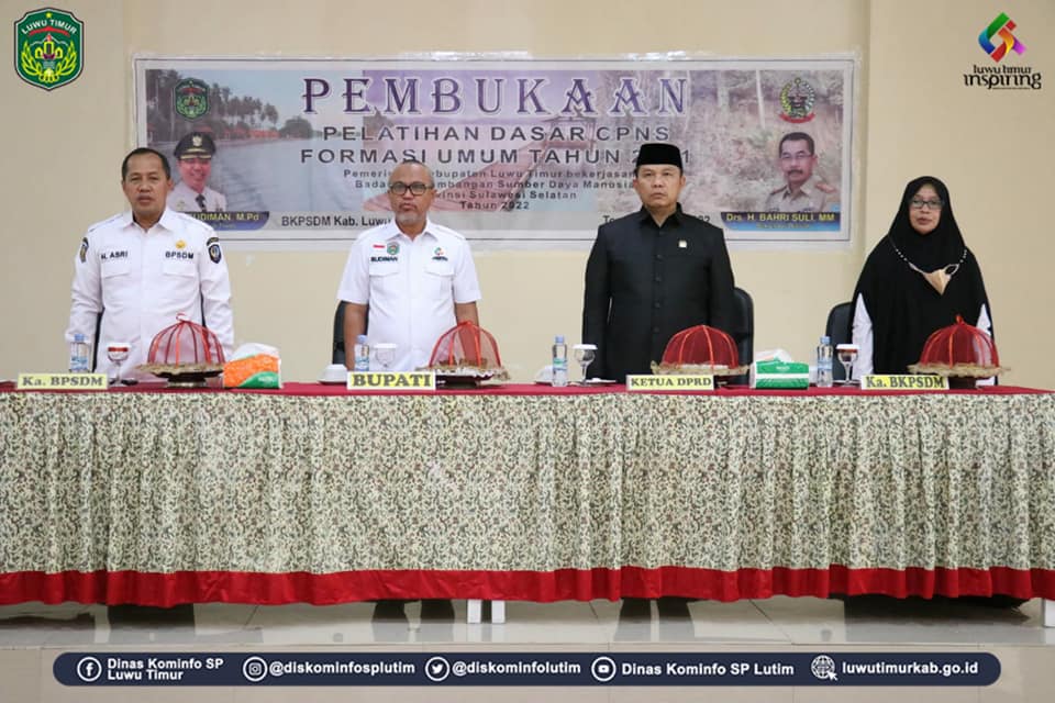 Ketua DPRD Lutim, Aripin turut menyaksikan penyematan kartu kepada perwakilan CPNS yang terdiri dari 48 orang CPNS mengikuti latihan dasar (Latsar) di Aula Hotel Sikumbang, Rabu (08/06/2022).