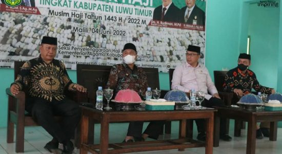 Ketua DPRD Luwu Timur, Aripin Bersama Bupati Luwu Timur, H. Budiman menghadiri penutupan pelaksanaan Manasik Haji sekaligus melepas keberangkatan Jamaah Haji tahun 2022 Kabupaten Luwu Timur yang bertempat di Aula Kantor Kementrian Agama (Kemenag) Luwu Timur, Kamis (09/06/2022).