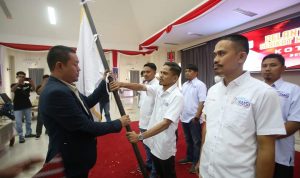 Penyerahan Bendera Oleh Ketua SMSI Provinsi Sulawesi Selatan, Rasyid Alfarizi kepada Wahyudi yunus Ketua SMSI Kota Palopo Pada pengukuhan pengurus SMSI Kita Palopo periode 2022-2027 di Ruang Ratona Kantor Walikota Palopo, Selasa (07/06/22).