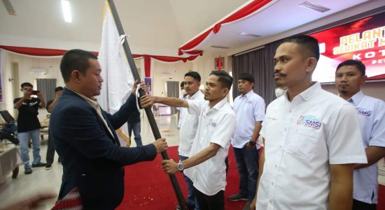 Penyerahan Bendera Oleh Ketua SMSI Provinsi Sulawesi Selatan, Rasyid Alfarizi kepada Wahyudi yunus Ketua SMSI Kota Palopo Pada pengukuhan pengurus SMSI Kita Palopo periode 2022-2027 di Ruang Ratona Kantor Walikota Palopo, Selasa (07/06/22).