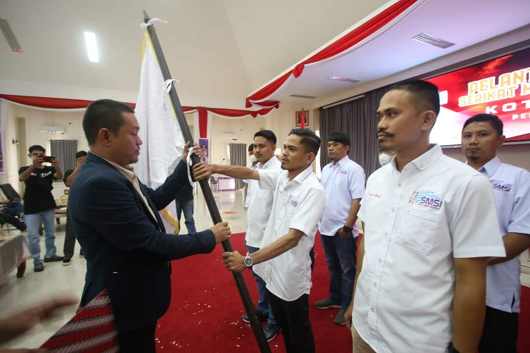 Penyerahan Bendera Oleh Ketua SMSI Provinsi Sulawesi Selatan, Rasyid Alfarizi kepada Wahyudi yunus Ketua SMSI Kota Palopo Pada pengukuhan pengurus SMSI Kita Palopo periode 2022-2027 di Ruang Ratona Kantor Walikota Palopo, Selasa (07/06/22).