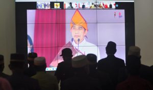 Sekretaris Daerah Kabupaten Luwu Timur, H. Bahri Suli bersama Forum Koordinasi Pimpinan Daerah (Forkopimda) Lutim, mengikuti Upacara Peringatan Hari Lahir (Harla) Pancasila Tahun 2022 secara virtual di Aula Rumah Jabatan Bupati, Desa Puncak Indah, Kecamatan Malili, Rabu (01/06/2022).
