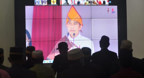 Sekretaris Daerah Kabupaten Luwu Timur, H. Bahri Suli bersama Forum Koordinasi Pimpinan Daerah (Forkopimda) Lutim, mengikuti Upacara Peringatan Hari Lahir (Harla) Pancasila Tahun 2022 secara virtual di Aula Rumah Jabatan Bupati, Desa Puncak Indah, Kecamatan Malili, Rabu (01/06/2022).