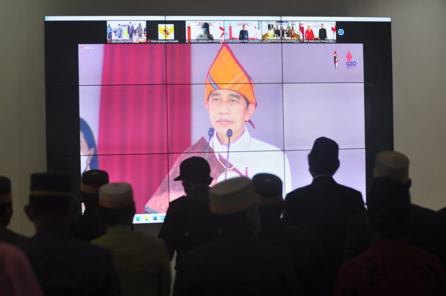 Sekretaris Daerah Kabupaten Luwu Timur, H. Bahri Suli bersama Forum Koordinasi Pimpinan Daerah (Forkopimda) Lutim, mengikuti Upacara Peringatan Hari Lahir (Harla) Pancasila Tahun 2022 secara virtual di Aula Rumah Jabatan Bupati, Desa Puncak Indah, Kecamatan Malili, Rabu (01/06/2022).