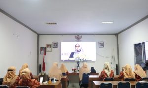 Ketua Darma Wanita Persatuan (DWP) Luwu Timur, Hj. Masrah Bahri Suli didampingi Wakil Ketua DWP, Fitria Masdin beserta jajaran penggurus menghadiri silaturahmi Nasional DWP 2022 secara virtual dengan tema “Silaturahmi Mempererat Persaudaraan dan Meningkatkan Kerukunan Untuk Memperkuat Persatuan Bangsa” di Ruang Media Center Diskominfo-SP, Kamis (02/06/2022).