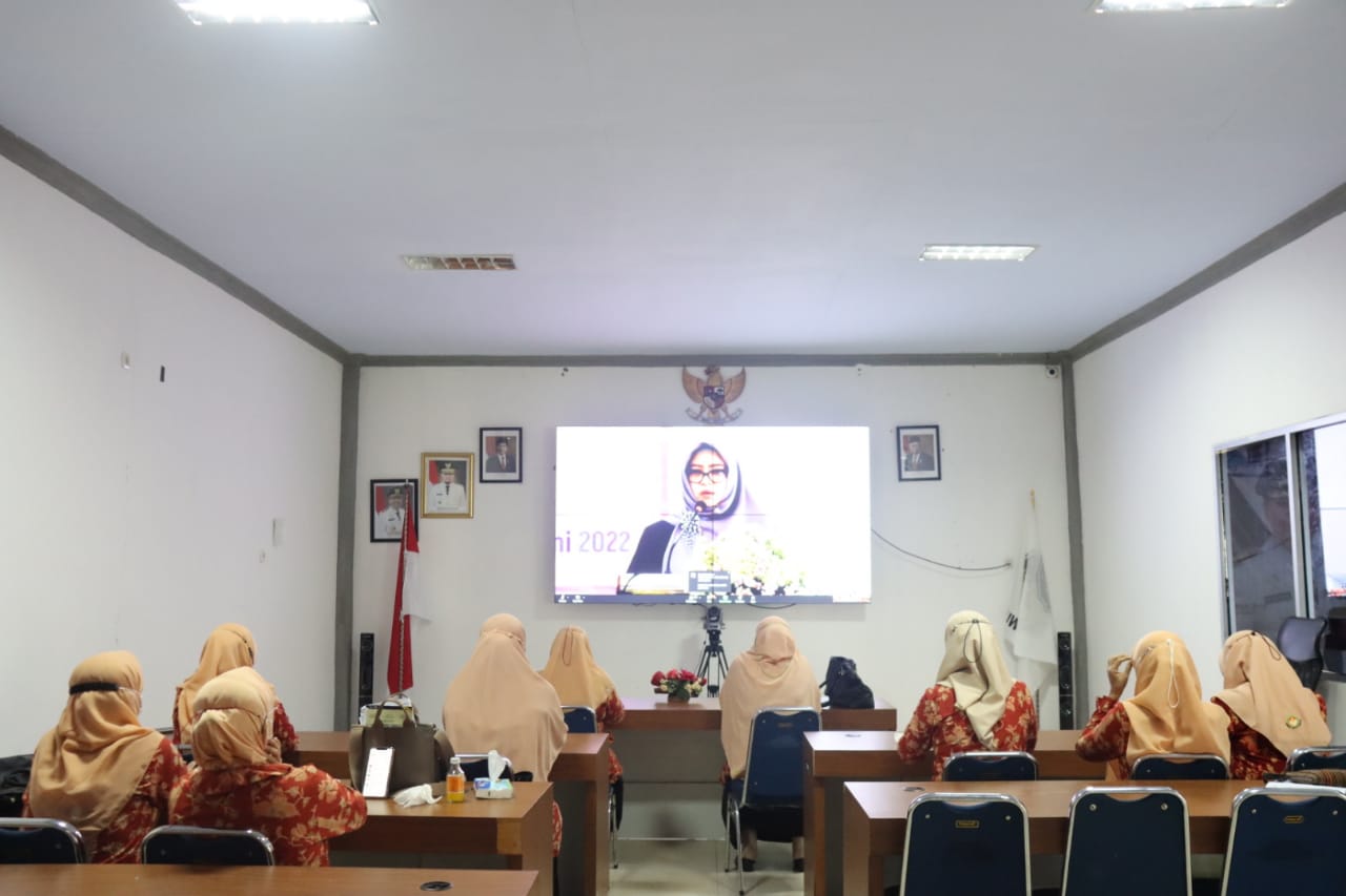 Ketua Darma Wanita Persatuan (DWP) Luwu Timur, Hj. Masrah Bahri Suli didampingi Wakil Ketua DWP, Fitria Masdin beserta jajaran penggurus menghadiri silaturahmi Nasional DWP 2022 secara virtual dengan tema “Silaturahmi Mempererat Persaudaraan dan Meningkatkan Kerukunan Untuk Memperkuat Persatuan Bangsa” di Ruang Media Center Diskominfo-SP, Kamis (02/06/2022).