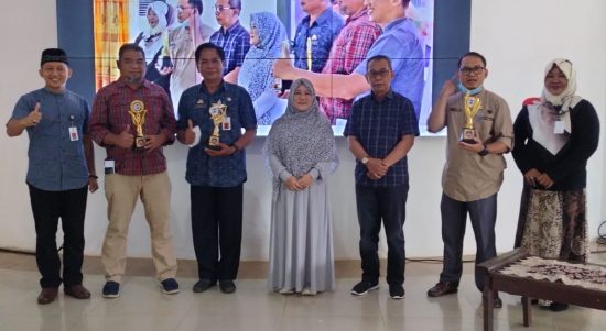 Pekan Keempat Pejabat Pemerintah Kabupaten Luwu Timur kembali mengikuti kegiatan Toastmaster Meeting. Kegiatan yang melibatkan seluruh Kepala OPD dan Kabag dilingkup Setdakab Luwu Timur berlangsung di Aula Rujab Bupati Luwu Timur, Jum’at (03/06/2022).