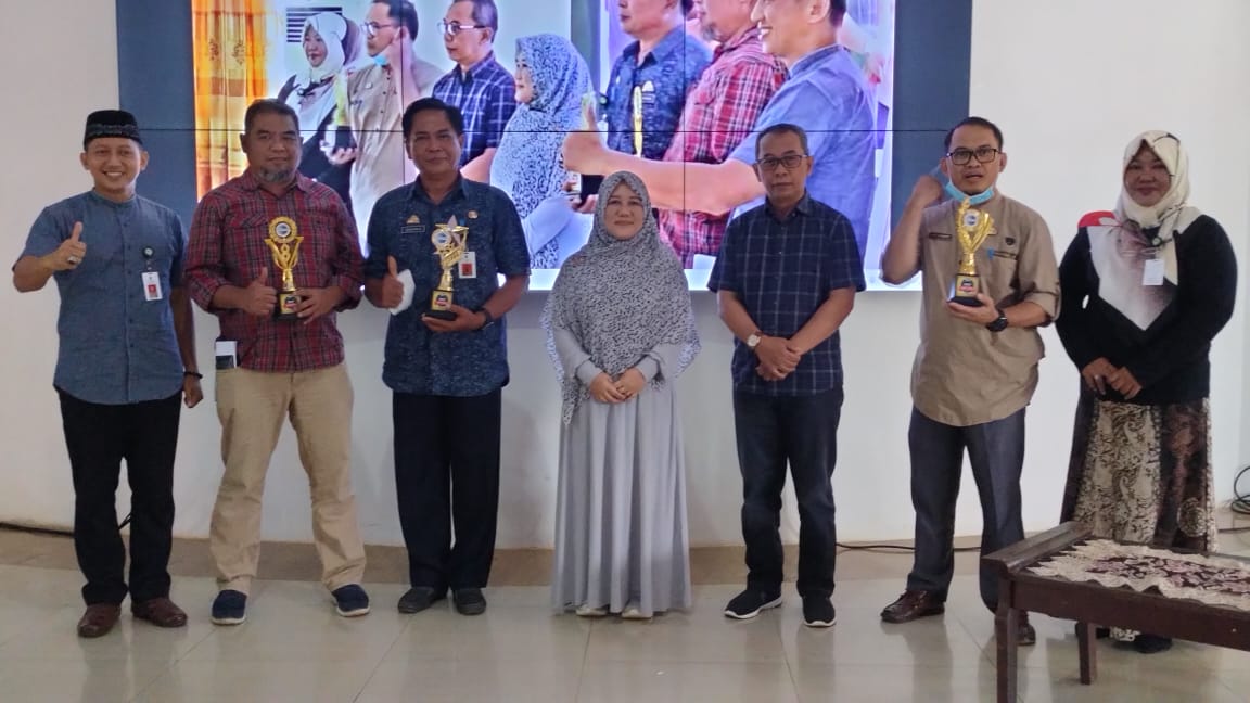 Pekan Keempat Pejabat Pemerintah Kabupaten Luwu Timur kembali mengikuti kegiatan Toastmaster Meeting. Kegiatan yang melibatkan seluruh Kepala OPD dan Kabag dilingkup Setdakab Luwu Timur berlangsung di Aula Rujab Bupati Luwu Timur, Jum’at (03/06/2022).