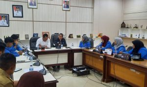 Anggota Komisi II DPRD Luwu Timur, Abd.Munir Razak, Menerima Kunjungan studi Mahasiswa Universitas Muhammadiyah Makassar, di Ruang Aspirasi Kantor DPRD Luwu Timur, Selasa (07/06/22). Dalam kunjungan tersebut mahasiswa mendiskusikan pengelolaan lingkungan PT Vale.