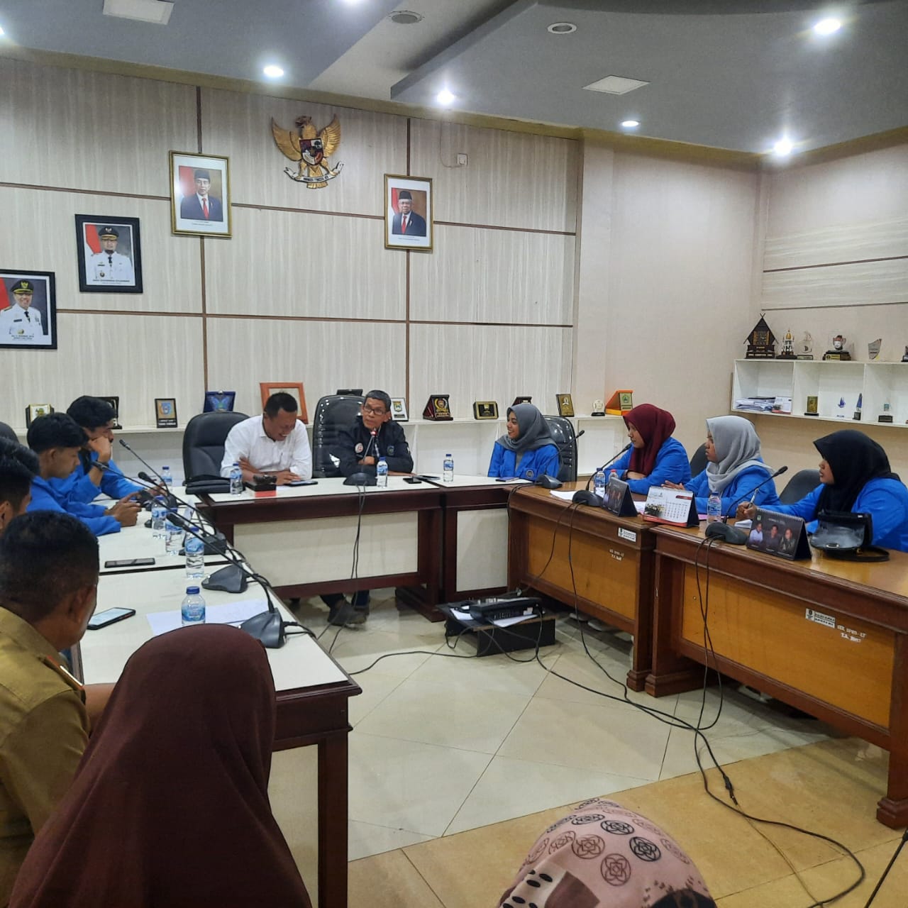 Anggota Komisi II DPRD Luwu Timur, Abd.Munir Razak, Menerima Kunjungan studi Mahasiswa Universitas Muhammadiyah Makassar, di Ruang Aspirasi Kantor DPRD Luwu Timur, Selasa (07/06/22). Dalam kunjungan tersebut mahasiswa mendiskusikan pengelolaan lingkungan PT Vale.