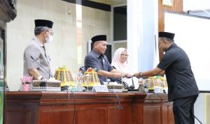 Fraksi Hanura, Alpian Alwi menyerahkan pemandangan umum Ranperda kepada pimpinan sidang paripurna, Muh.Siddiq, DPRD Lutim, Senin (06/06/2022).