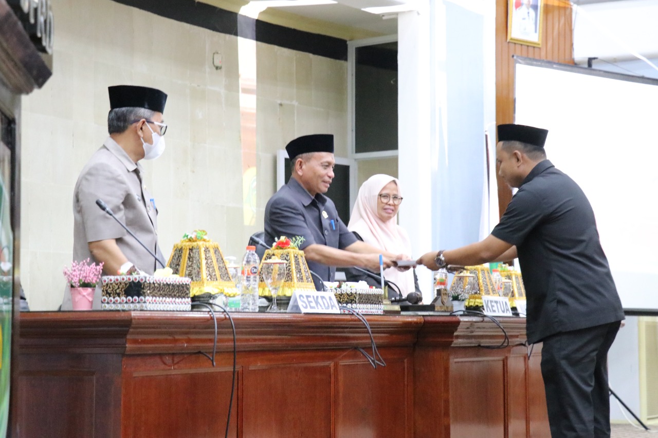 Fraksi Hanura, Alpian Alwi menyerahkan pemandangan umum Ranperda kepada pimpinan sidang paripurna, Muh.Siddiq, DPRD Lutim, Senin (06/06/2022).